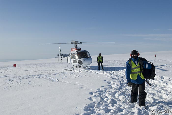 ArcticQ_20080830_152124_062_20.jpg - We are able to make a landing on the Greenland ice cap.  Near Qaanaaq Greenland.